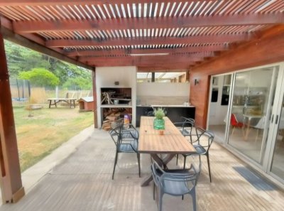 HERMOSA CASA EN PUNTA BALLENA 