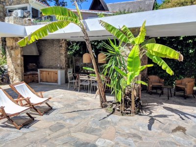 Casa en alquiler, playa mansa, 3 dormitorios, jardín, parrillero, reciclada
