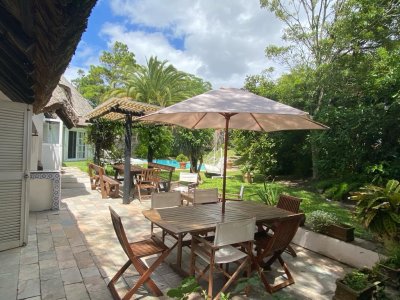 HERMOSA CASA DE 4 DORMITORIOS Y PISCINA A 300 METROS DEL MAR