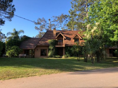 CASA A LA VENTA UBICADA A POCAS CUADRAS DE PLAYA BRAVA PUNTA DEL ESTE