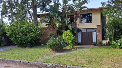 HERMOSA CASA DE 2 PLANTAS EN PARADA 9 DE LA MANSA