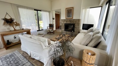HERMOSA CASA 2 DORMITORIOS EN LA BARRA A METROS DE MEDIALUNAS CALENTITAS