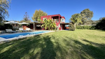 MODERNA CASA DE 3 DORMITORIOS CON PISCINA EN EL TESORO 