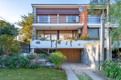 CASA DE 2 PLANTAS EN LA MANSA 