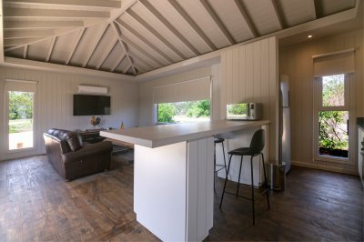 MODERNA CASA DE 1 DORMITORIO CON PISCINA A 100 MTS DE LA PLAYA DE JOSE IGNACIO 