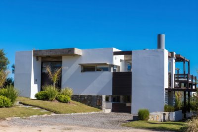 IMPORTANTE CASA EN PUNTA DEL ESTE, EL CHORRO, 5 DORMITORIOS