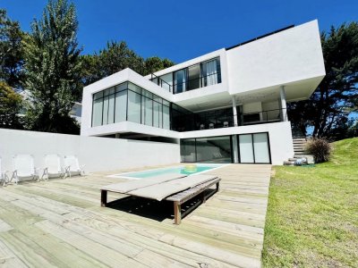 ESPECTACULAR CASA CON PISCINA DE 4 DORMITORIOS EN MONTOYA 
