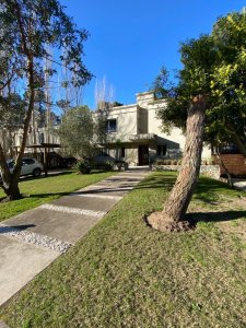 DIVINA CASA EN VENTA Y ALQUILER  PARA LA TEMPORADA , BARRIO PRIVADO EN RINCON DEL INDIO