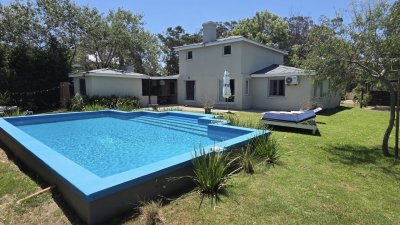 HERMOSA CASA CON PISCINA EN LA BARRA A 4 CUADRAS DEL MAR