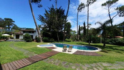 IMPORTANTE CASA CON GRAN PARQUE Y PISCINA EN LA MANSA 