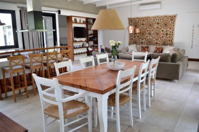 Casa moderna en San Rafael. 3 dormitorios mas dependencia de servicio, garage, parque cercado. Amplio living comedor.