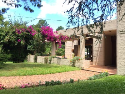 CASA DE 4 DORMITORIOS CON PISCINA