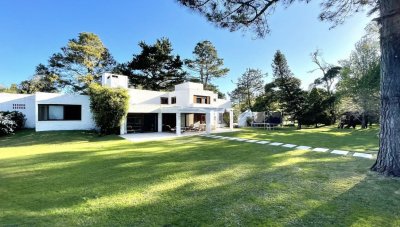 EXCLUSIVA PROPIEDAD EN BARRIO GOLF.