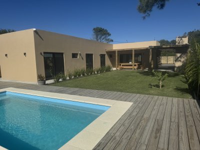 Casa moderna, piscina climatizada a pasos del mar