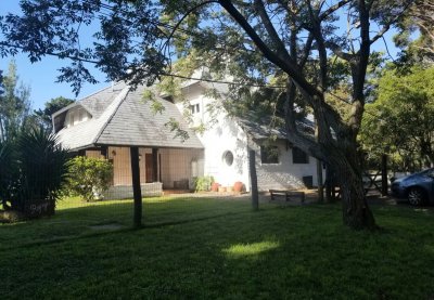 CASA DE 3 PLANTAS EN PARADA 7 DE LA MANSA, CON 4 DORMITORIOS Y DEPENDENCIA DE SERVICIO