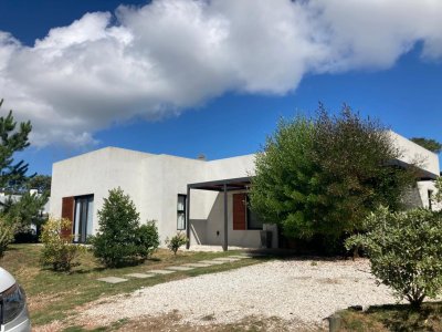 Muy linda casa a estrenar en la residence. 3 dormitos