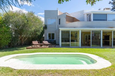 CASA EN LA JUANITA DE 4 DORMITORIOS A MINUTIOS DE JOSE IGNACIO