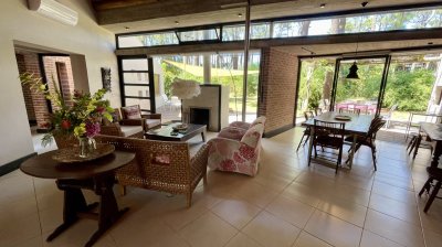 IMPONENTE CASA 4 DORMITORIOS MANANTIALES BARRIO LAGUNA BLANCA