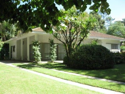 CASA EN ALQUILER EN PUNTA DEL ESTE, ZONA GOLF CON PISCINA