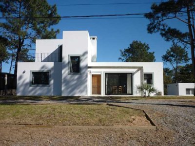 Casa ubicada a pocos metros de El atajo de La Barra cerca de Montoya