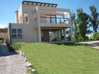 Casa moderna en la Barra a pasos de playa Montoya