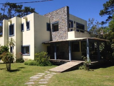 HERMOSA CASA DE 3 DORMITORIOS EN MONTOYA CON PISCINA Y A METROS DE LA PLAYA