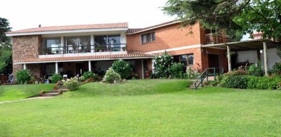 CALIDA Y CONFORTABLE CASA EN ZONA DE PLAYA MANSA , AMPLIO JARDIN CON PISCINA Y PARRILLERO