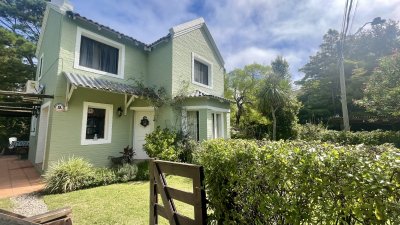 MUY LINDA CASA DE 4 DORMITORIOS EN LA BARRA