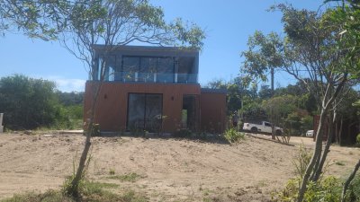 ESPECTACULAR CASA A ESTRENAR FRENTE A LA PLAYA EN SANTA MONICA 