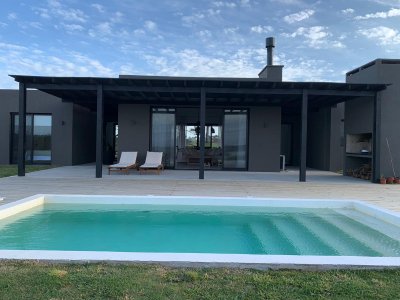 CASA EN VENTA Y ALQUILER EN PUEBLO MIO , 4 DORMITORIOS, PISCINA