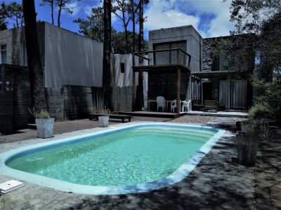 HERMOSA CASA DE 3 DORMITORIOS CON PISCINA EN MONTOYA 