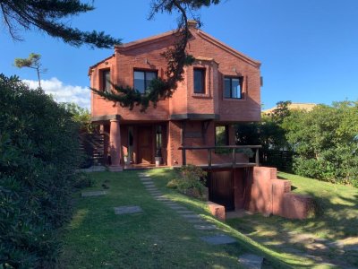 Casa en Montoya, La Barra en venta y alquiler con piscina