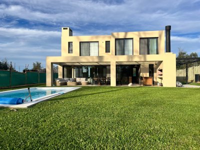 VENTA CASA EN PUNTA DEL ESTE  EN BARRIO PRIVADO LA CAÑADA