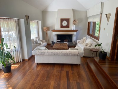 CASA DE 5 DORMITORIOS CON PISCINA EN PUNTA DEL ESTE!