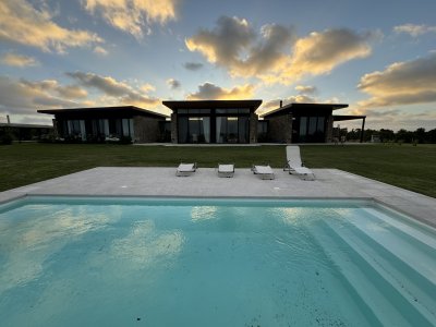 Casa en venta y alquiler en Pueblo Mio