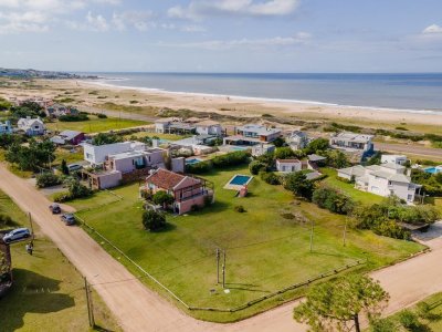 VENTA HERMOSO TERRENO ESQUINERO A UNA CUADRA DE PLAYA MONTOYA