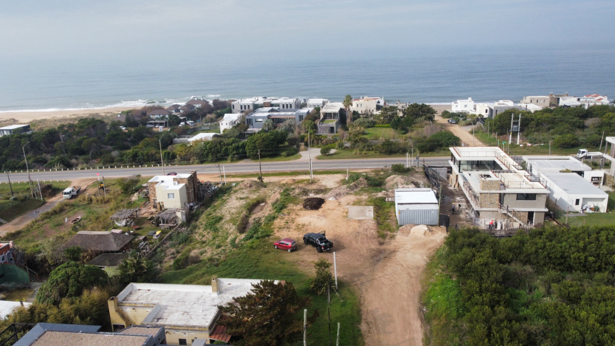Terreno con vista al mar en manantiales, punta piedra