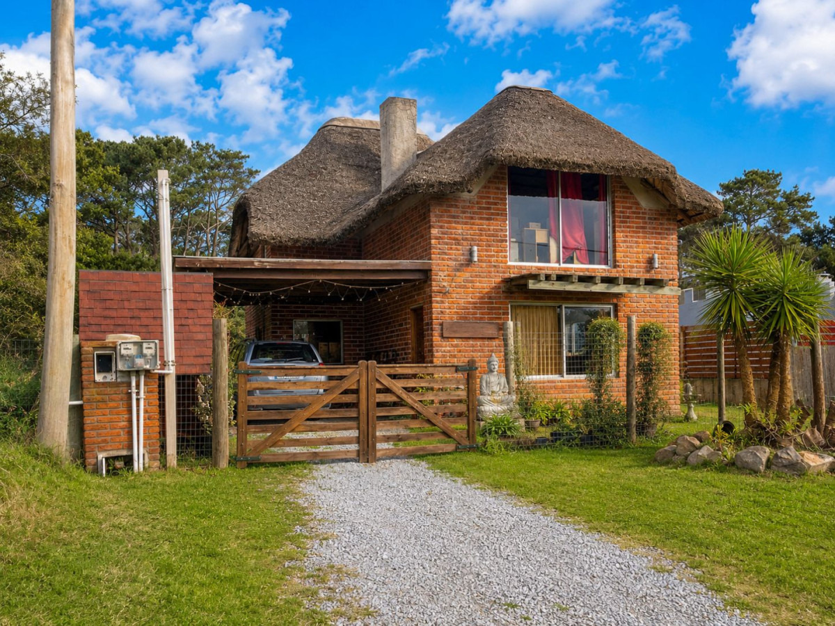 Hermosa Casa en venta financiada con entrega inicial en Piriápolis.  