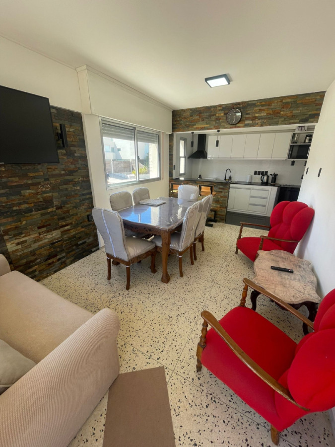 Alquiler - Apartamento renovado en Península con patio 