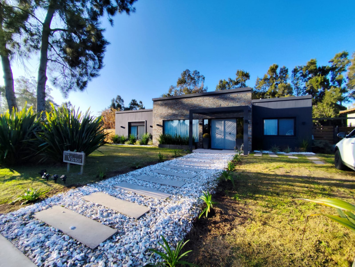 En Venta Casa de 4 Dormitorios en Barrio Privado, Punta Del Este