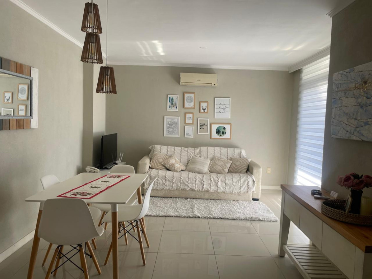 Se Alquila apartamento 1 dormtorio Playa Mansa Anual.