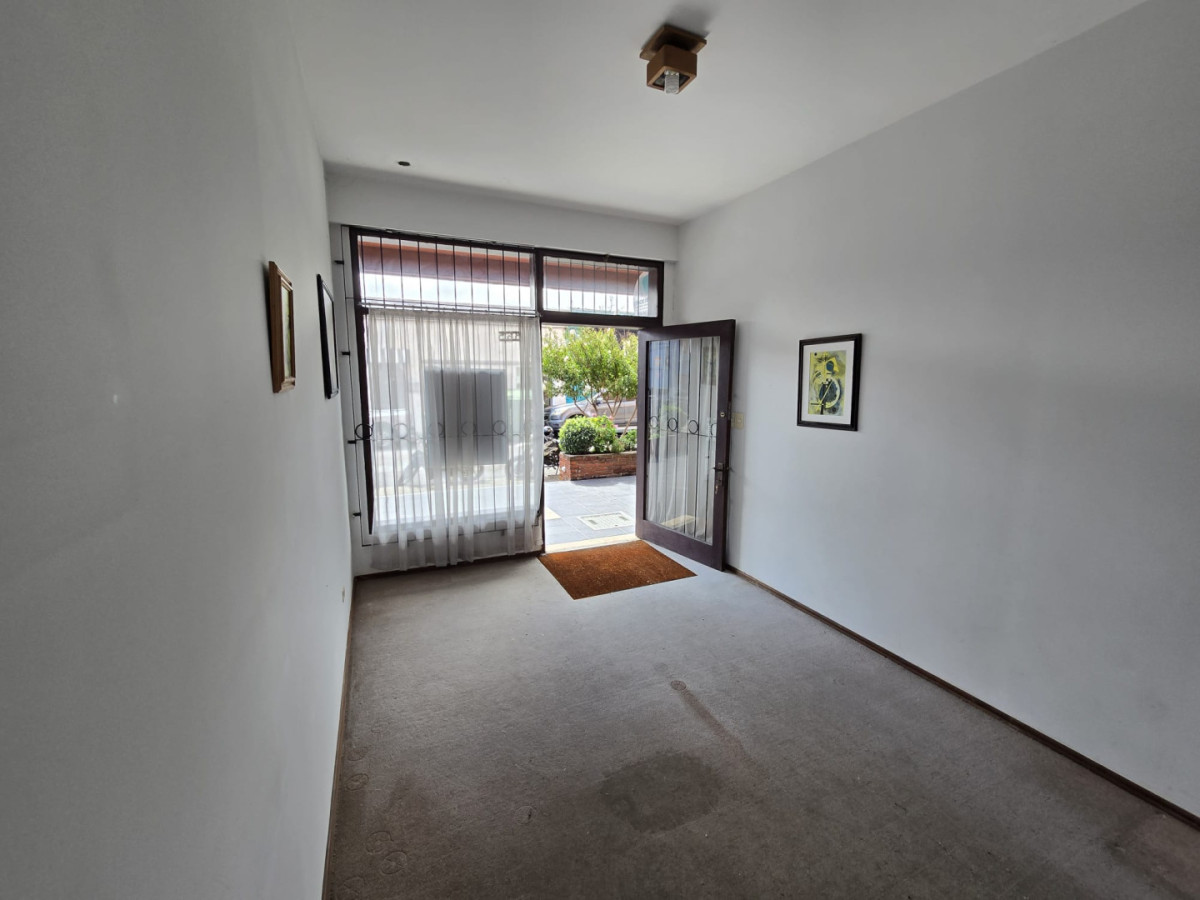 Se alquila local comercial  en Maldonado centro.