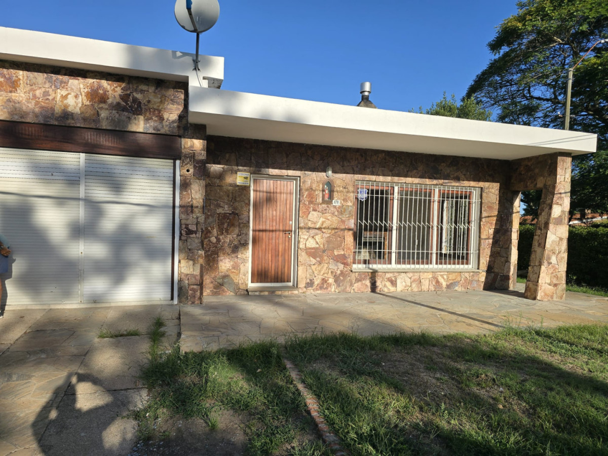 Casa en Venta, Barrio Pinares frente a plaza pública a 400 mts. del mar
