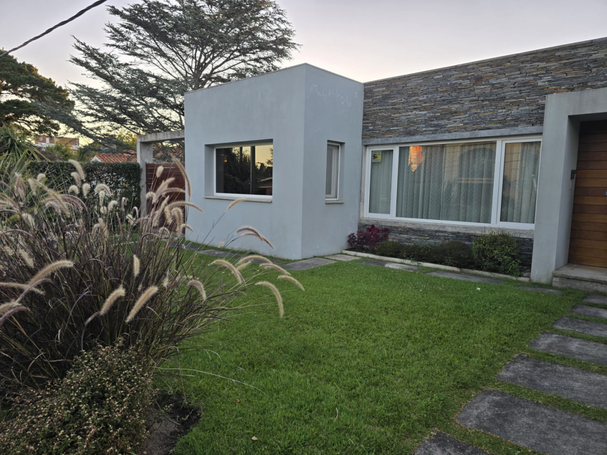 Casa en venta parada 9 playa mansa a 100 mts del mar.