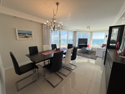 En Venta departamento de 3 dormitorios en suite + dormitorio de servicio con baño, Punta del Este