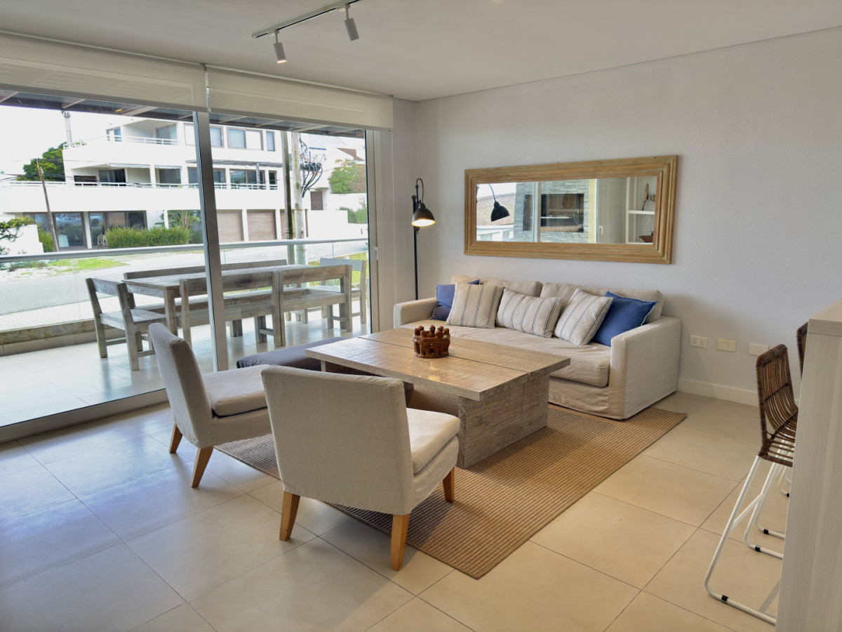 Hermoso departamento de 3 dormitorios en La Barra de ruta al mar en alquiler