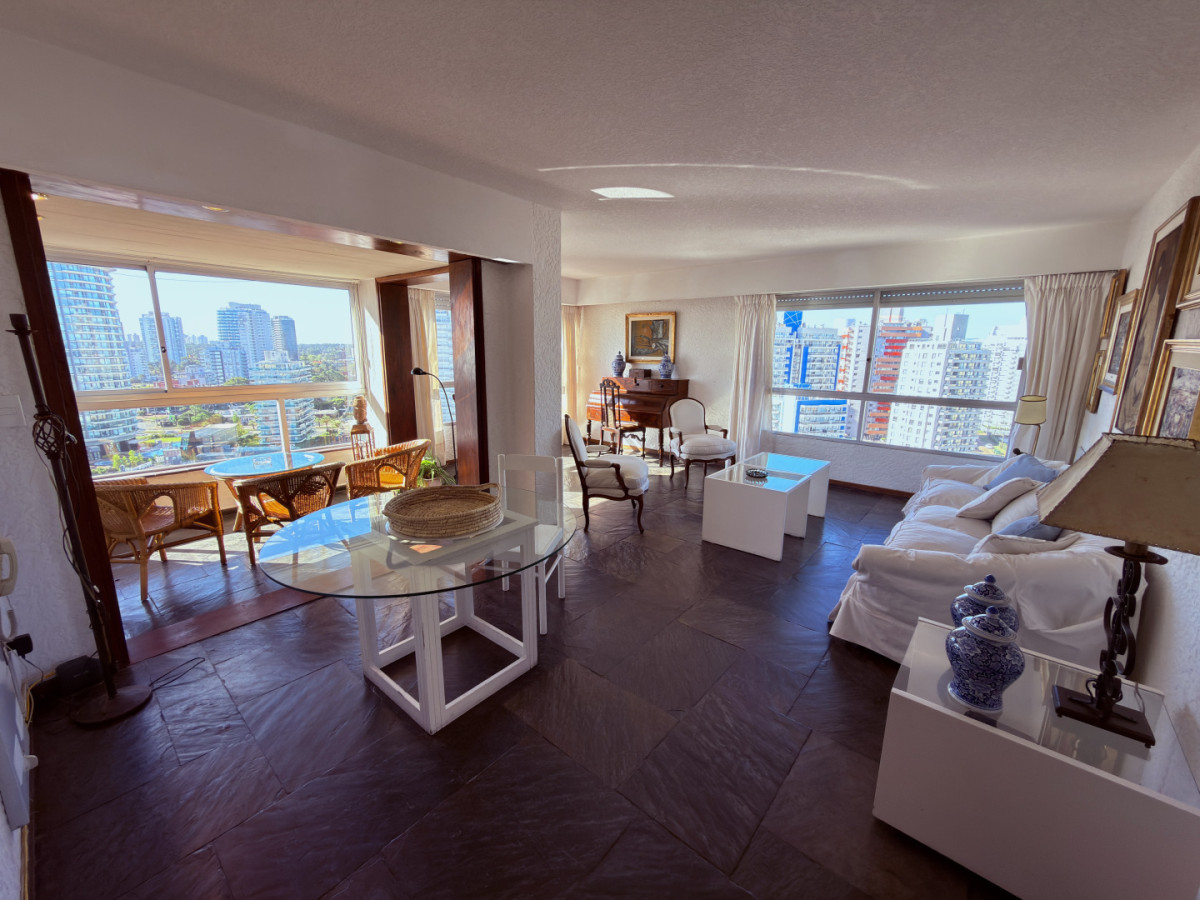 Departamento de 3 dormitorios en alquiler anual en Punta del Este