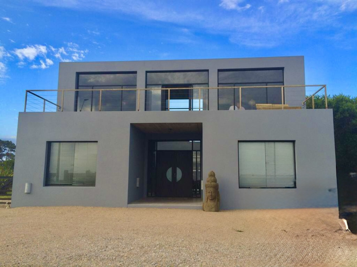 Casa de 3 dormitorios y servicio muy bien ubicada en Manantiales en alquiler de verano
