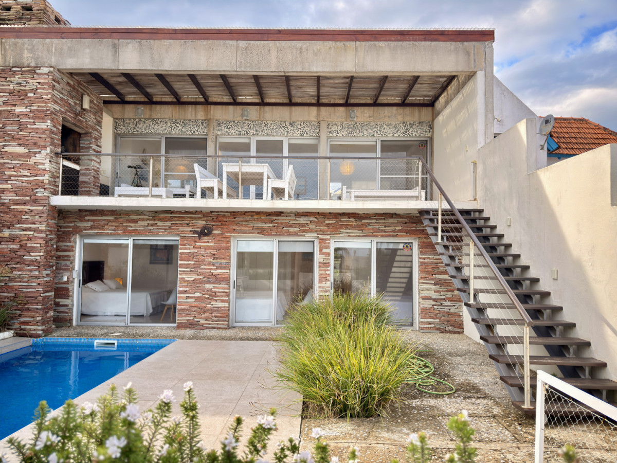 Importante casa de 4 dormitorios en suite + Servicio en Alquiler de Verano en La Barra