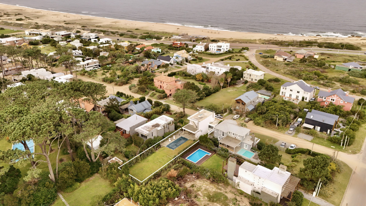Casa de 5 dormitorios en Montoya La Barra en alquiler de Verano